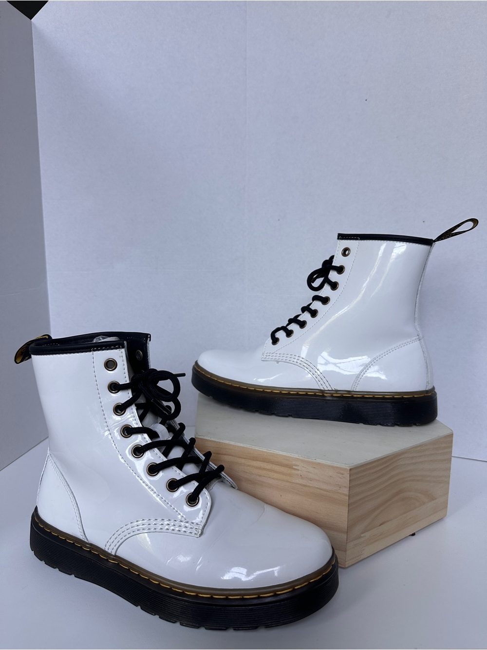 EUC Dr. Martens Zavala White Patent Leather Combat Boots Size 8 Woman’s